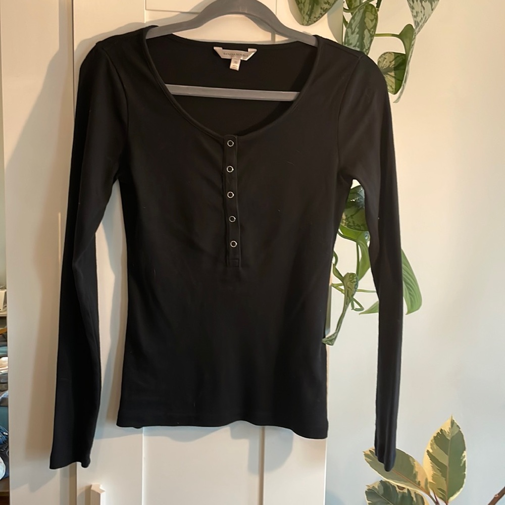 Banana Republic black xs ribbed Henley shirt